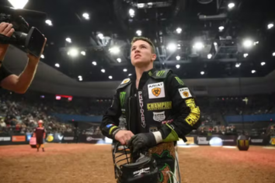 Filho de olimpiense, John Crimber faz história e conquista título mundial da PBR aos 20 anos