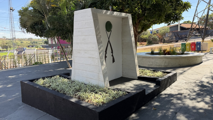 Praça em homenagem aos combatentes de 32 foi revitalizada