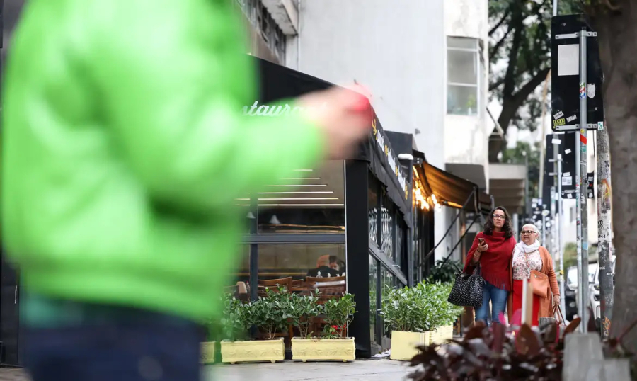 Frente fria derruba temperatura e traz alerta para vento forte