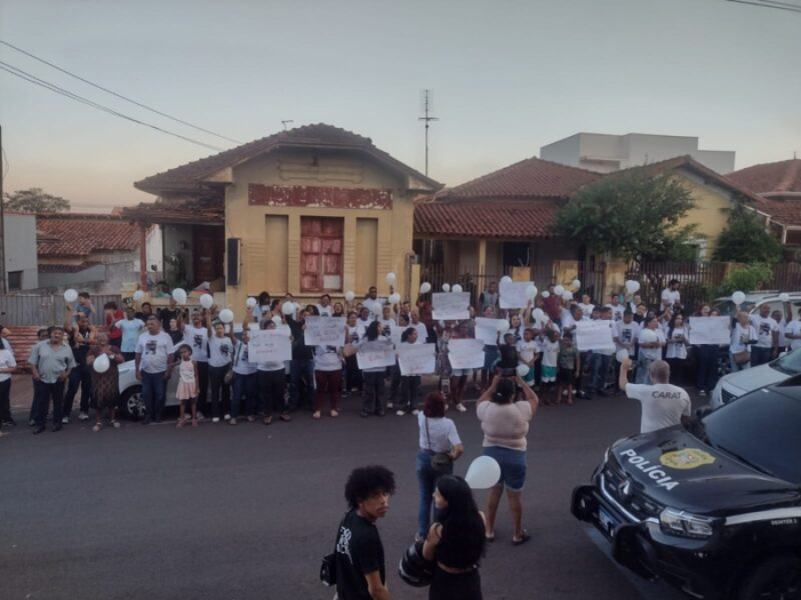Família protesta por justiça após morte de jovem em acidente